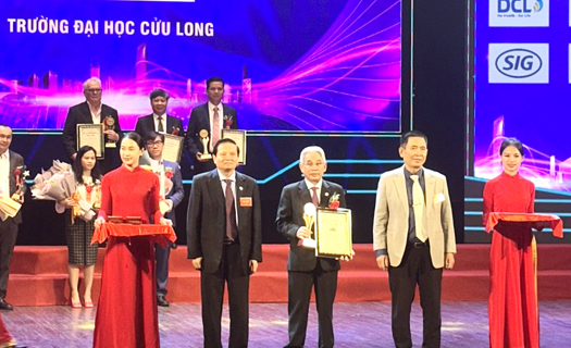 Trường ĐH Cửu Long nhận Giải thưởng Top 20 Thương hiệu vàng năm 2024